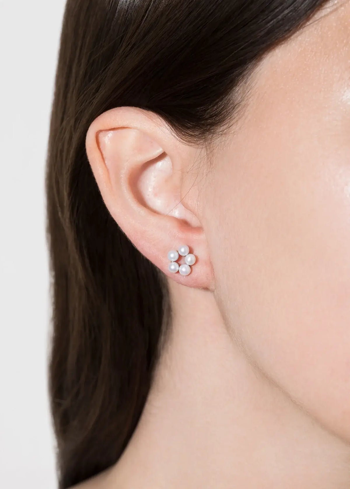 Close-up of earrings featuring pearls, highlighting everyday pearl styling for chic and elegant daily looks.