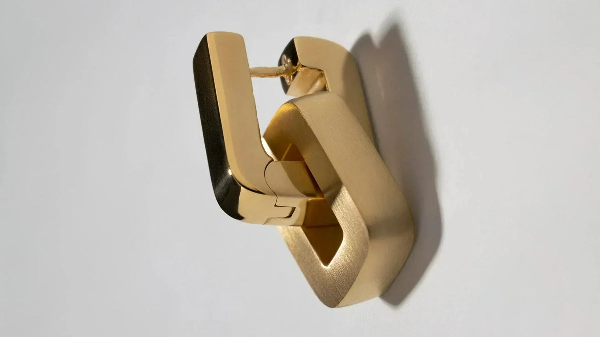 Luxurious 18ct gold earring from Portuguese silver and gold jewelry collection by CINCO.