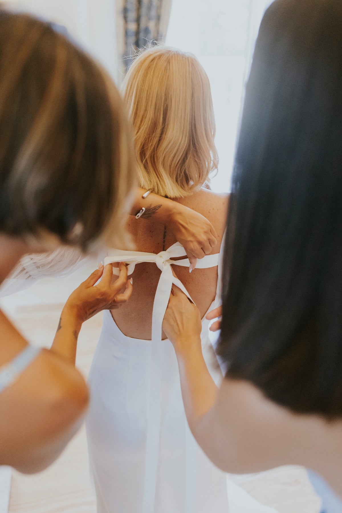 brincos para noivas elegantes with bride getting ready