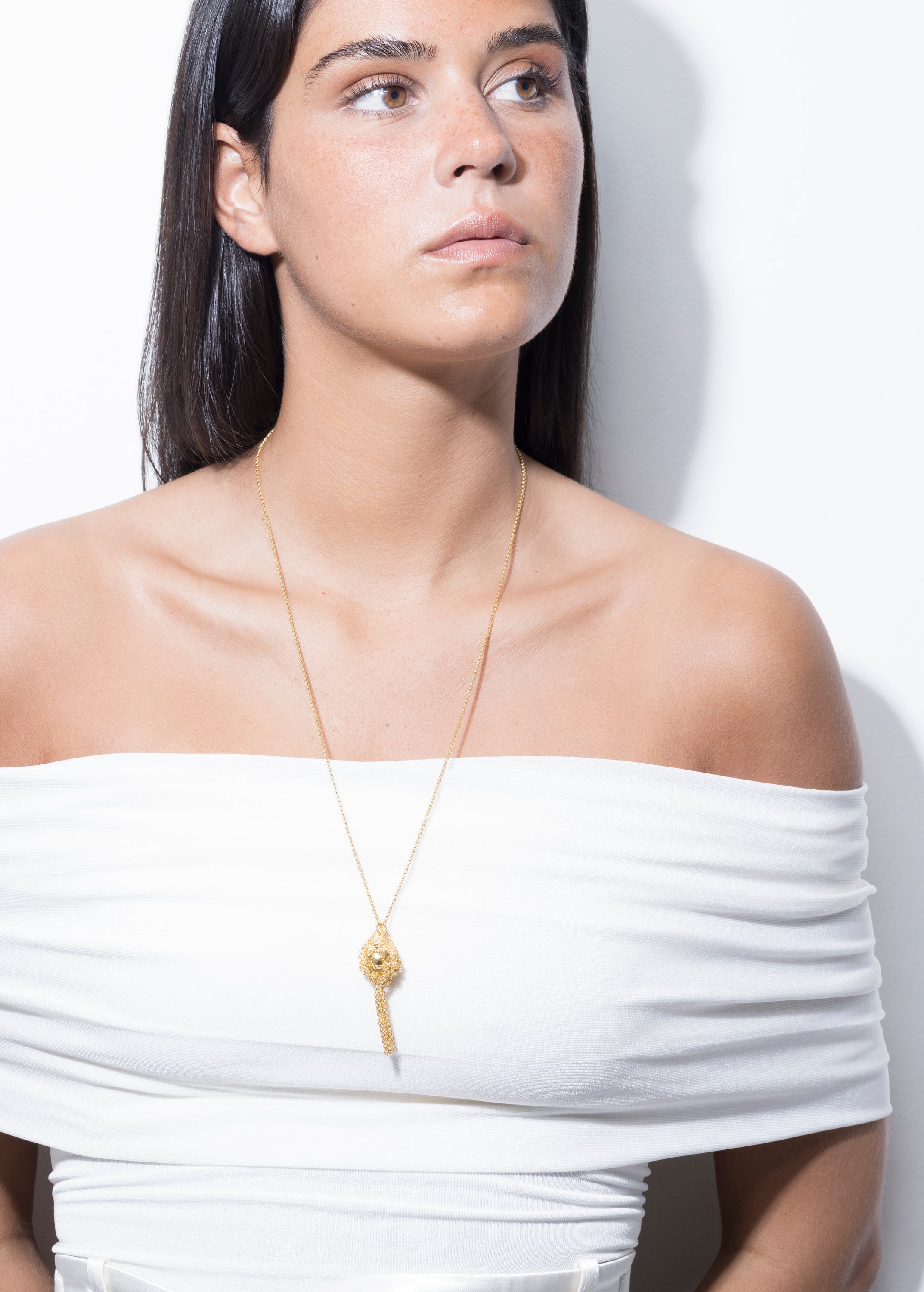 model wearing baidu necklace in gold